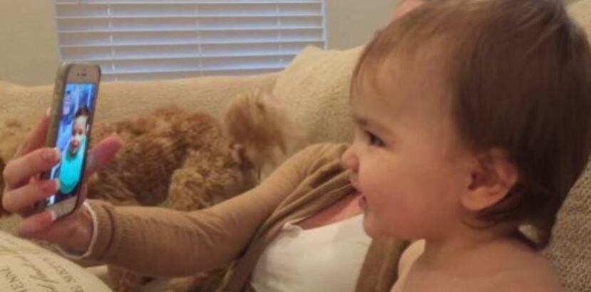 El material audiovisual muestra a uno de los infantes sentado al lado de su madre, quien sujeta un celular donde aparece la imagen del otro bebé.