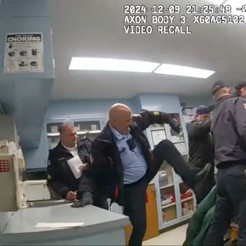 Esta imagen proporcionada por la oficina del Fiscal General del Estado de Nueva York muestra imágenes de cámaras corporales de agentes penitenciarios golpeando a un hombre esposado, Robert Brooks, en el correccional de Marcy en el condado de Oneida, Nueva York, el 9 de diciembre de 2024. (Oficina del Fiscal General del Estado de Nueva York vía AP, Archivo)