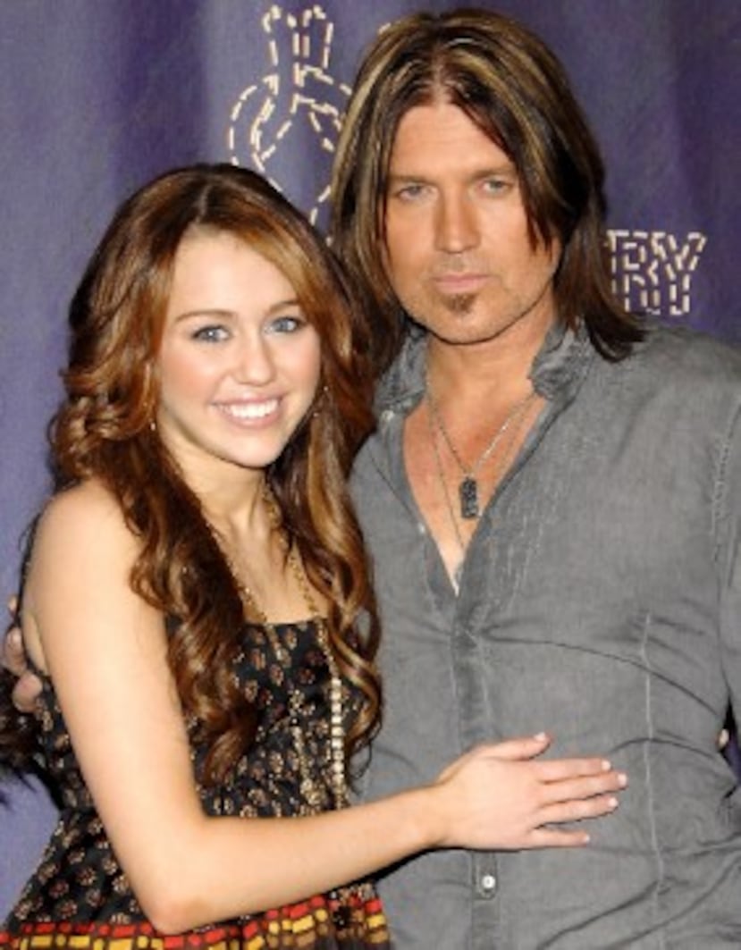 Myley Cyrus junto a su papá Billy Ray. (Archivo)