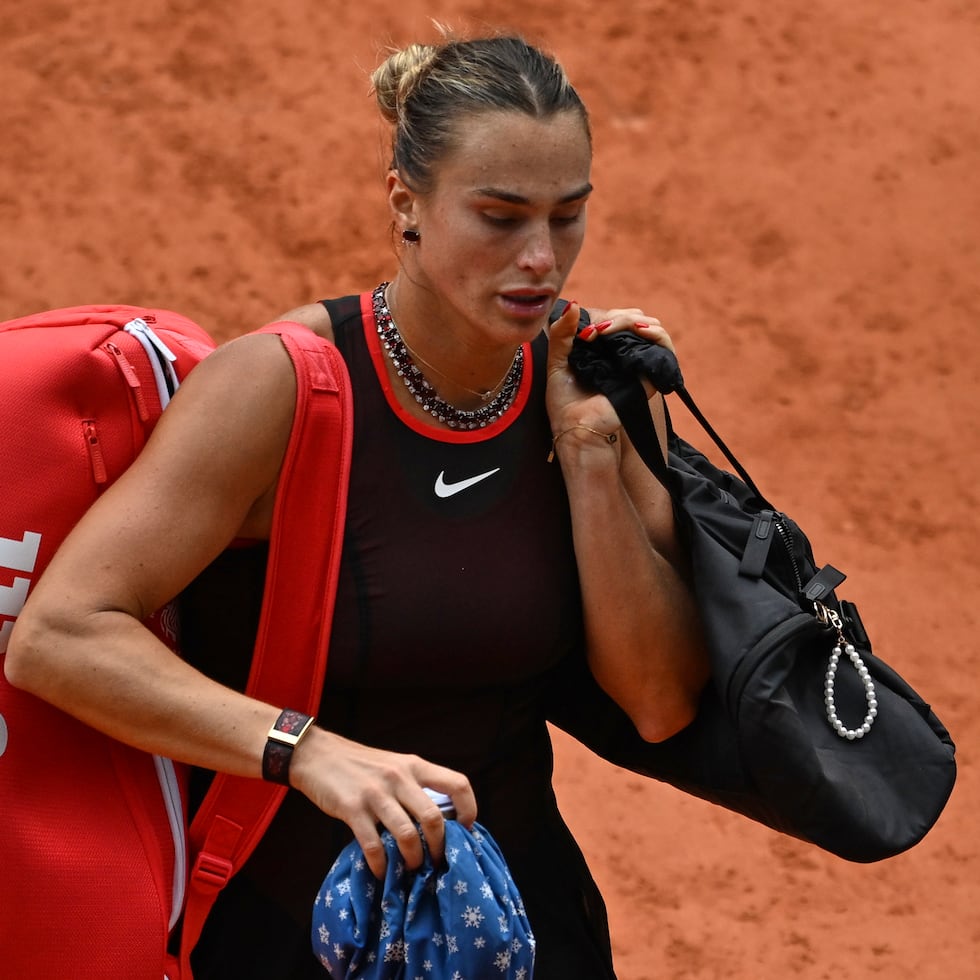 Aryna Sabalenka se retira tras perder ante Diana Shnaider en los cuartos de final de Roland Garros.