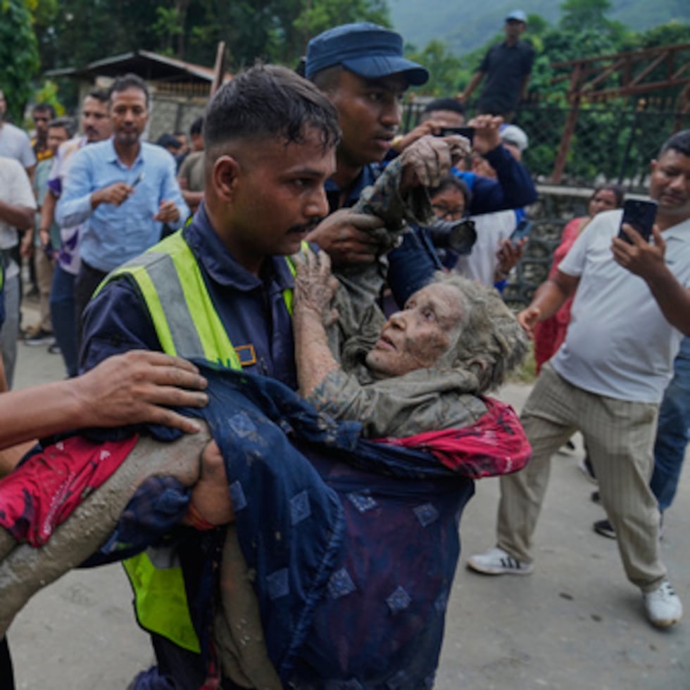 Los equipos de rescate trasladan a una víctima de las crecidas repentinas a un lugar seguro a orillas del río Trishuli, en el distrito de Nuwakot, en Nepal.