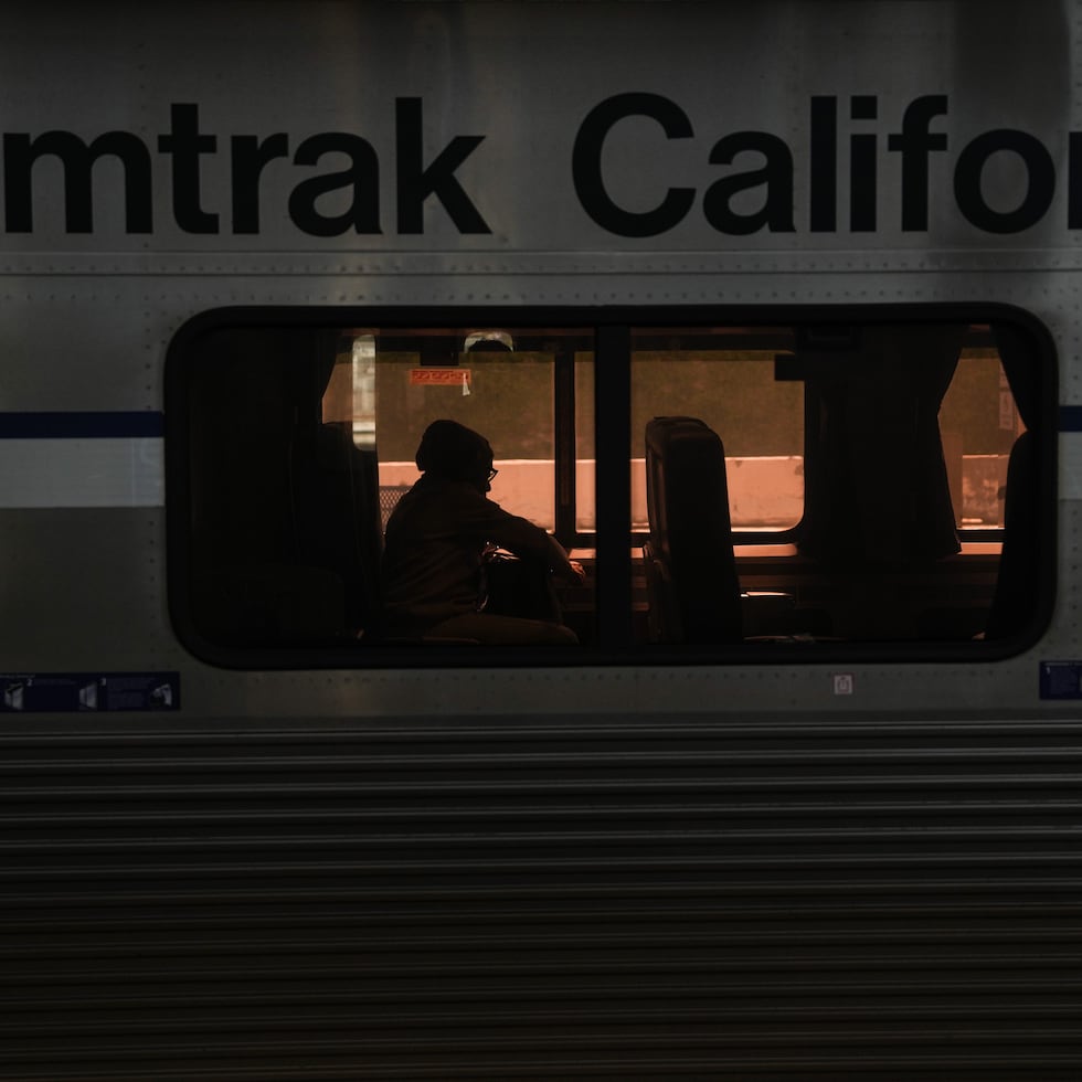 El cambio de norma propuesto por Amtrak, que la compañía ferroviaria podría empezar a probar pronto, contempla añadir cajas de seguridad con llave en sus trenes para autorizar que los pasajeros de todo el país lleven armas a bordo, en lugar de permitirlas solo en trenes que cuentan con vagones de equipaje cerrados con llave, según las personas que hablaron con la AP.