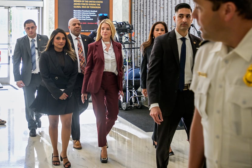 La ex fiscal general Pam Bondi, en el centro, llega para su declaración en el edificio de oficinas Rayburn de la Cámara de Representantes en Capitol Hill, el viernes 29 de mayo de 2026, en Washington. (Foto AP/Rod Lamkey, Jr.)