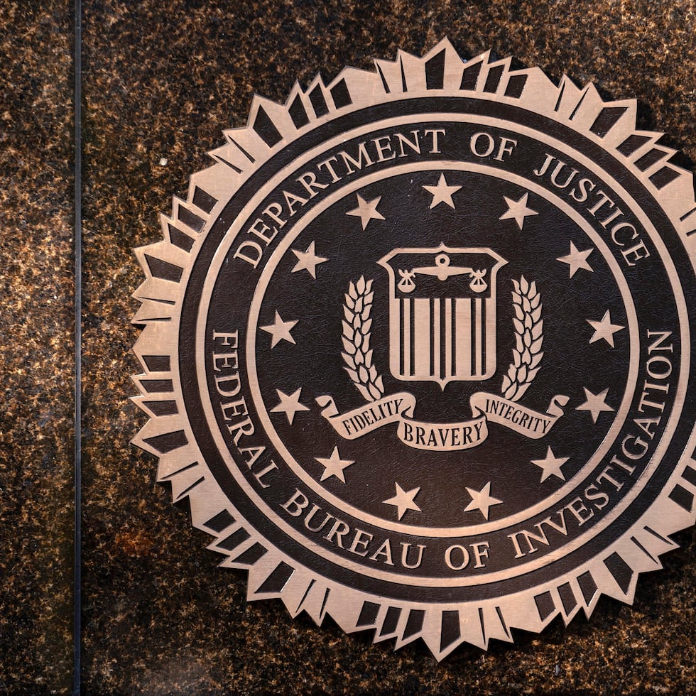 Diecinueve de las 20 personas encausadas también están acusadas de violar las leyes federales de armas.