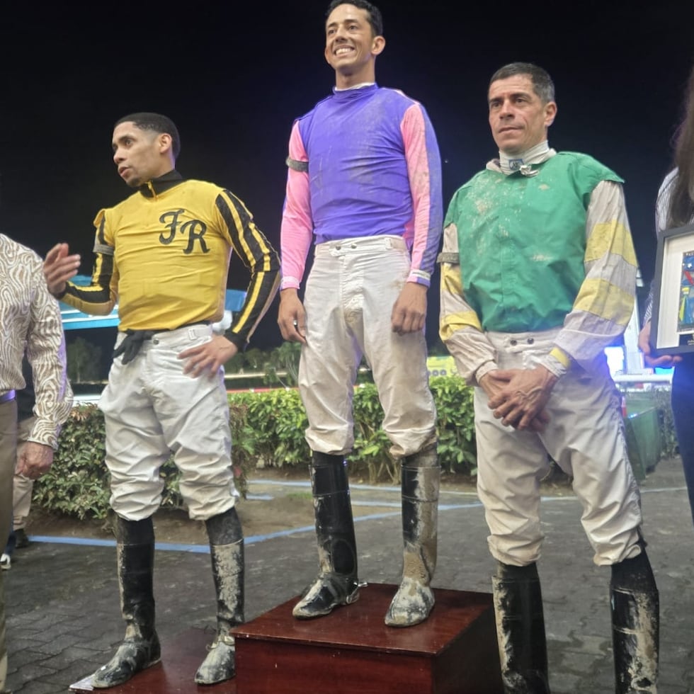 Édgar Zayas se coloca al tope del podio del Jockey Challenge en compañía del segundo lugar, Manuel Franco (izquierda), y el tercer puesto Juan Carlos Díaz.