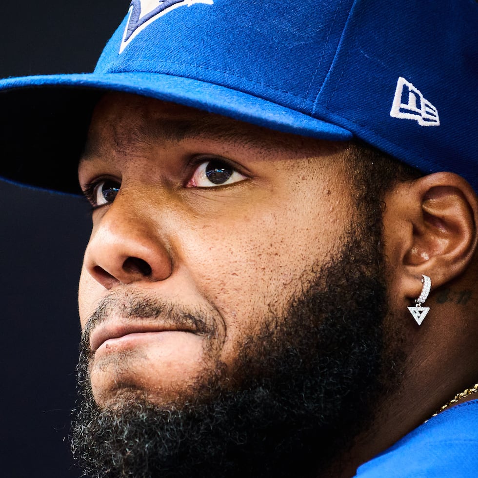 El pelotero Vladimir Guerrero Jr., de los Blue Jays de Toronto, observa desde la cueva antes de un partido de béisbol contra los Orioles de Baltimore en Toronto, el 12 de septiembre de 2026. (Sammy Kogan/The Canadian Press via AP)