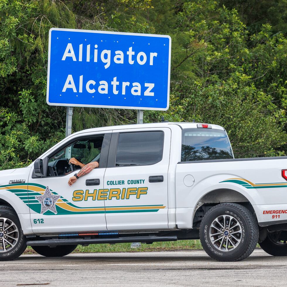 Foto de archivo de un alguacil que custodia la entrada del centro de detención Alligator Alcatraz durante una vigilia en Ochopee, Florida.