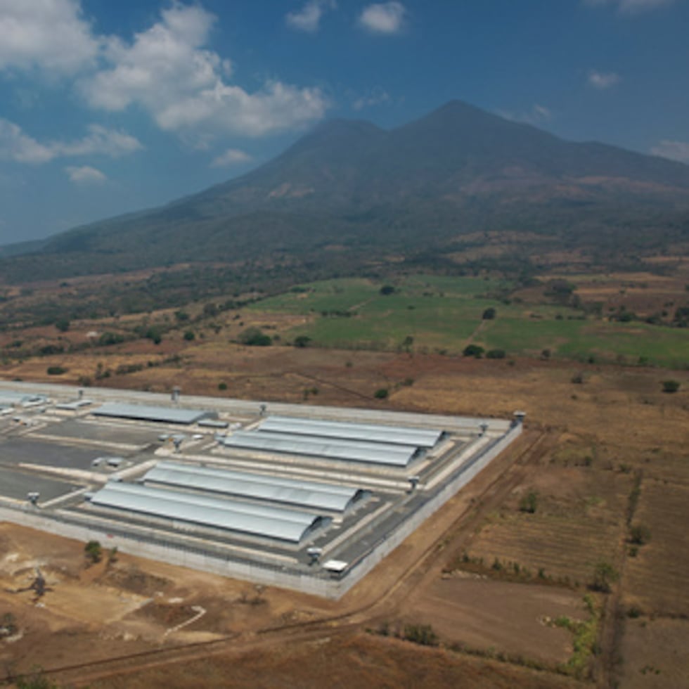 El segmento presentó entrevistas con migrantes que fueron enviados a la tristemente célebre prisión salvadoreña llamada Centro de Confinamiento del Terrorismo, o CECOT.