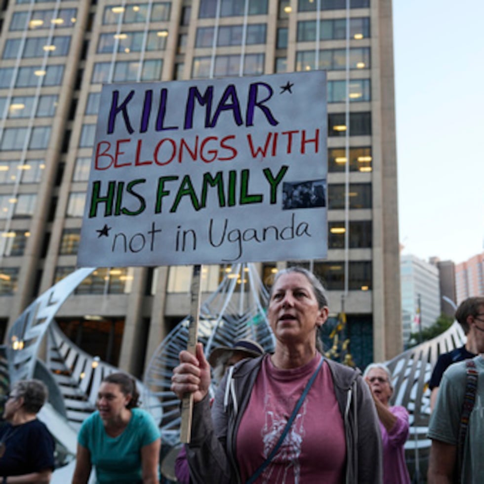 Abrego Garcia fue detenido el lunes y funcionarios de seguridad nacional dijeron más tarde que estaba siendo procesado para su traslado a Uganda, un país con el que no tiene vínculos culturales.