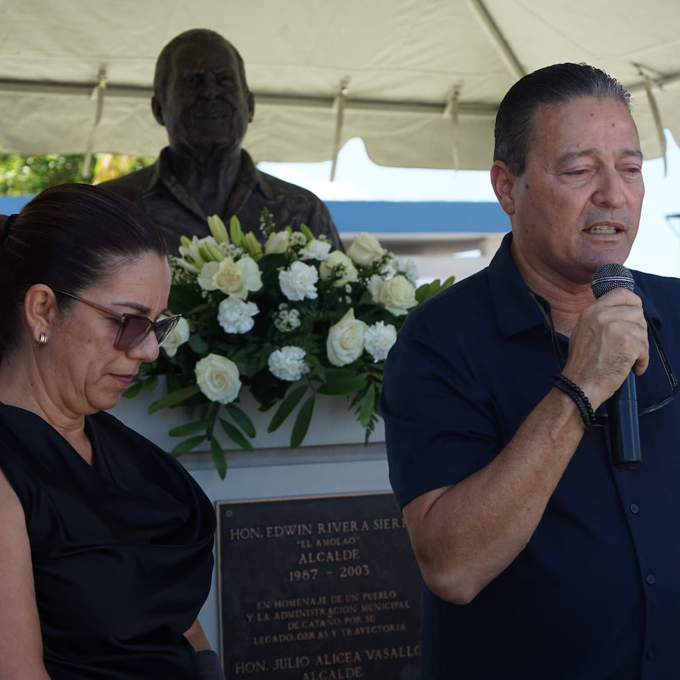 Los empleados del Municipio de Cataño se reunieron en la tarde del 12 de diciembre de 2025 frente al busto del exalcalde Edwin Rivera Sierra, “El Amolao”, para rendirle un sencillo homenaje tras su fallecimiento.
