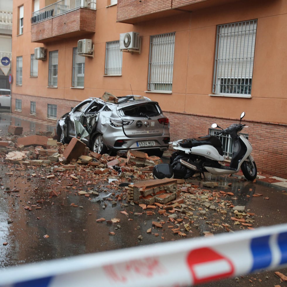 Vista de daños provocados por el terremoto este sábado, en Armilla (Granada).