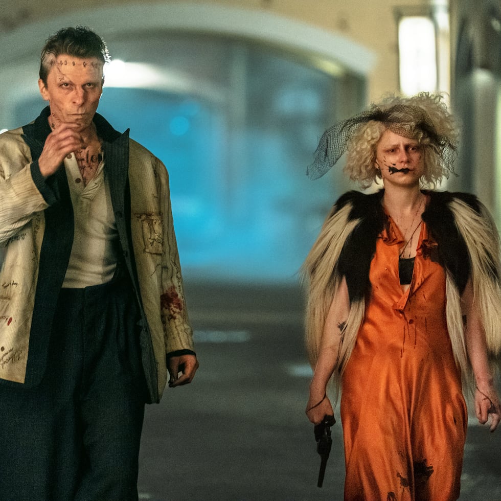 Christian Bale y Jessie Buckley en "The Bride!" (Warner Bros Entertainment via AP)