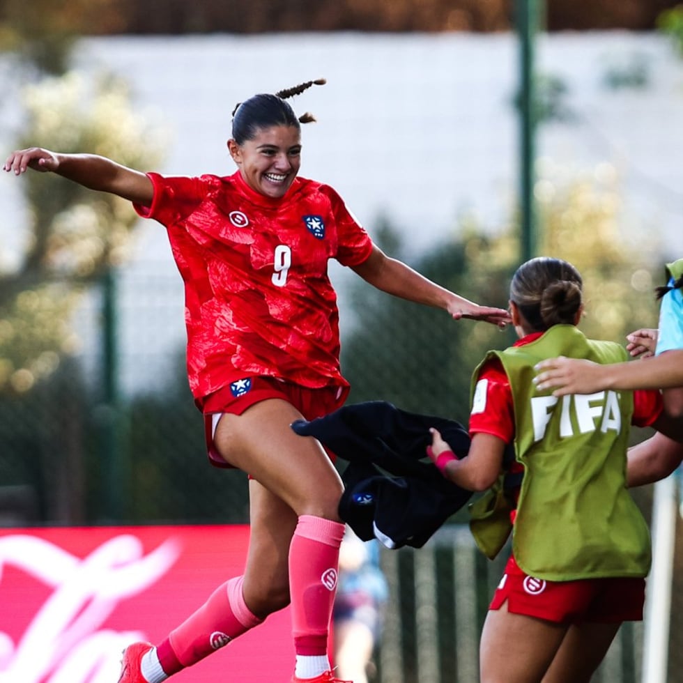 La boricua Aleeya Olmo celebra uno de los dos goles marcados en el encuentro ante Polonia.