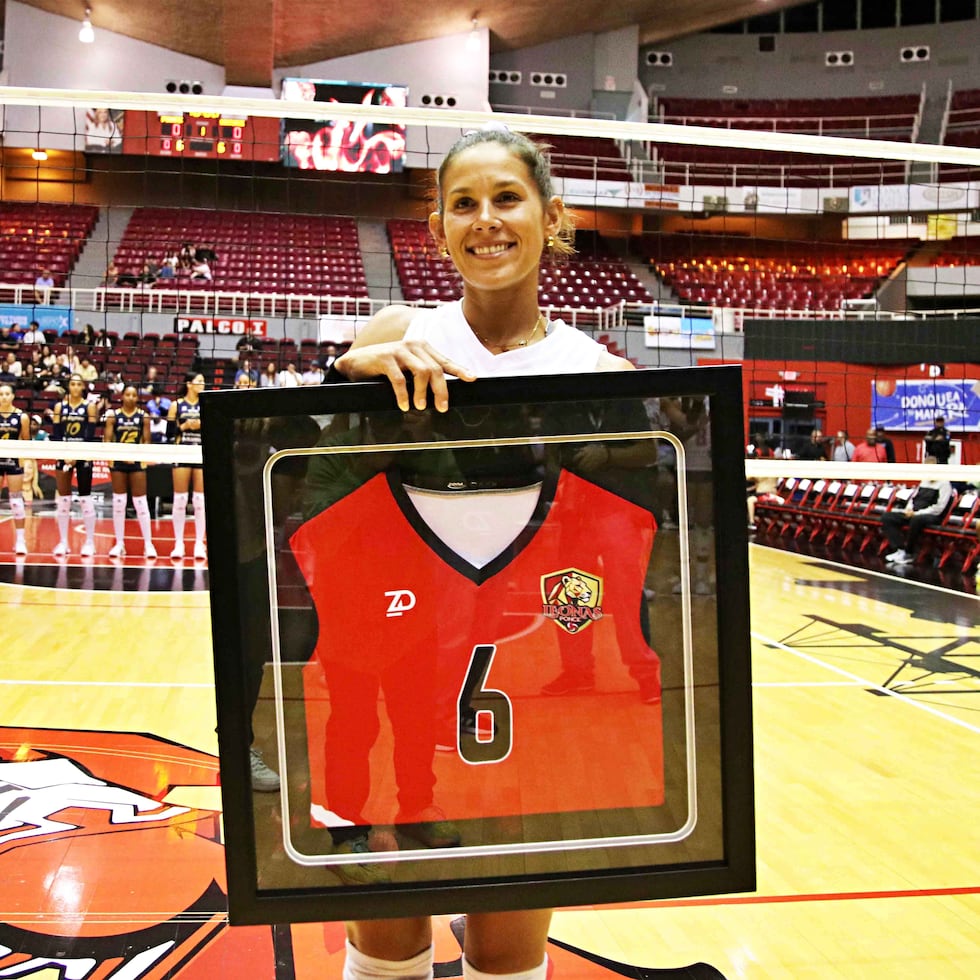 Stephanie Enright muestra su número 6.