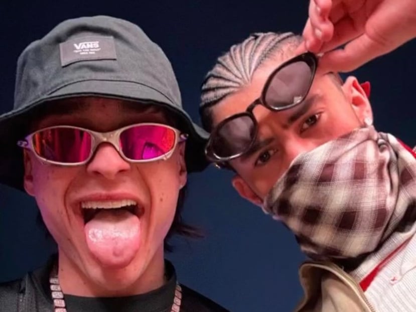 Peso Pluma, a la izquierda, aquí junto a Bad Bunny, recibió 21 nominaciones para los Premios Billboard de la Música Latina, que se entregarán en octubre de 2023 en Florida.