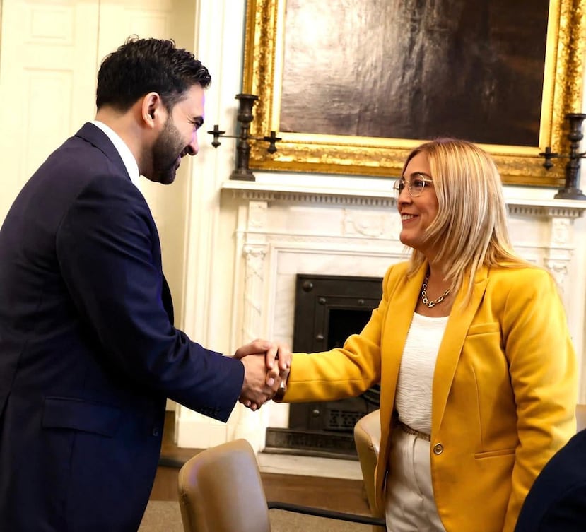 Zohran Mamdani saluda a la alcadesa de Ponce, Marlese Sifre, quien asistió a la recepción.