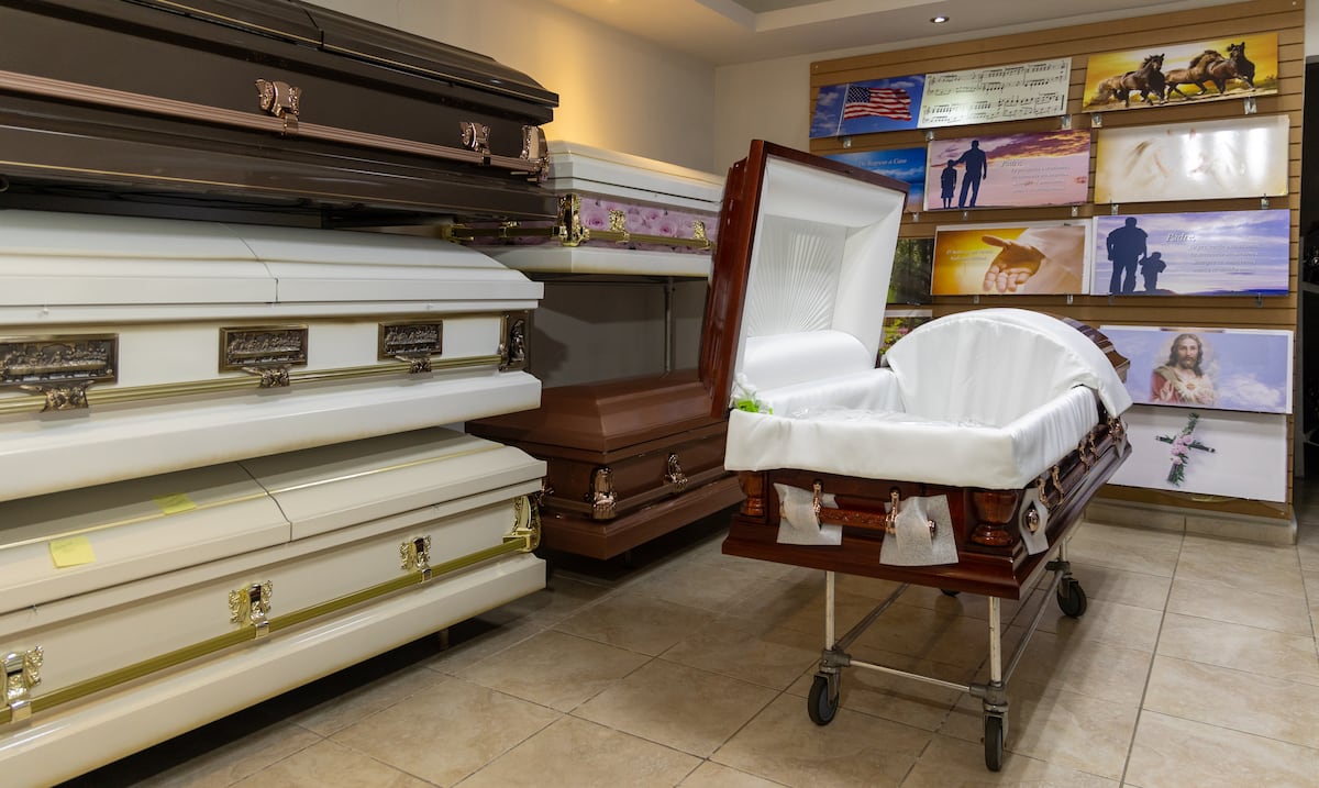 Alza en precios de ataúdes encarece los servicios funerarios en Puerto Rico