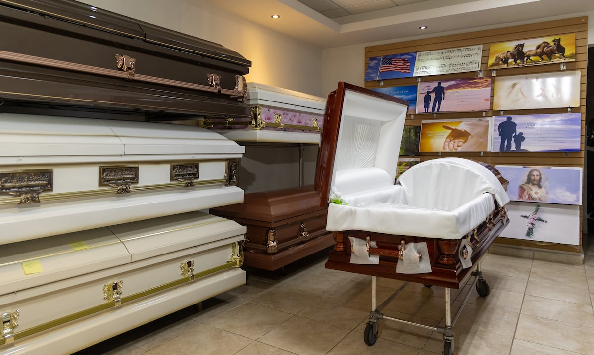 Alza en precios de ataúdes encarece los servicios funerarios en Puerto Rico