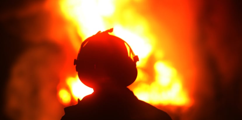 Varios camiones de bomberos trabajaron durante horas para extinguir las llamas, y los investigadores buscaban pistas entre los escombros. (Archivo)