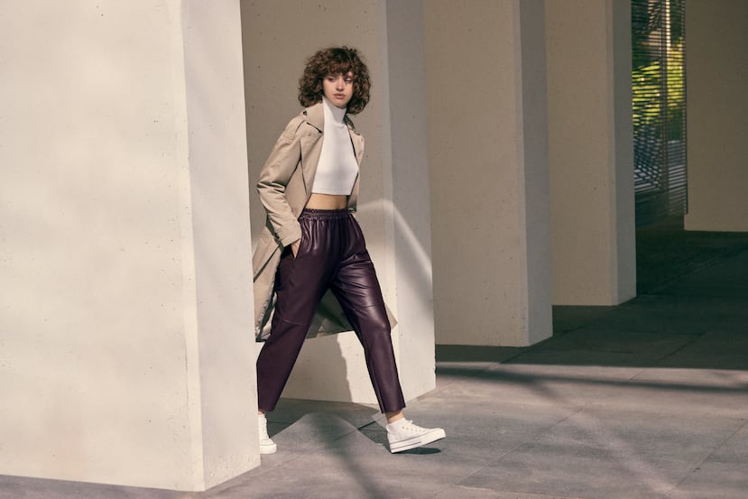 La moda de corte urbana y cómoda sigue calando en campañas y en estilismos a pie de calle