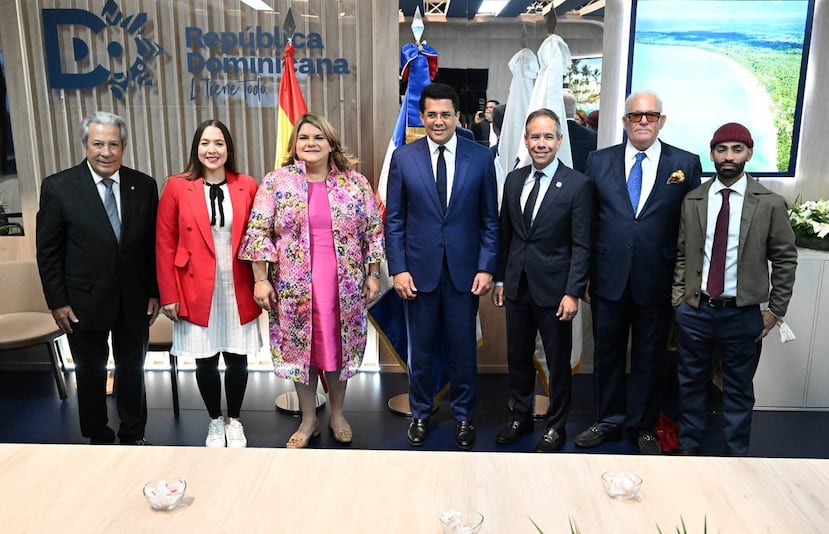 González, junto a parte de la delegación que participó, en enero, de la Feria Internacional de Turismo, incluido el alcalde de San Juan, Miguel Romero, y el exponente urbano Arcángel.