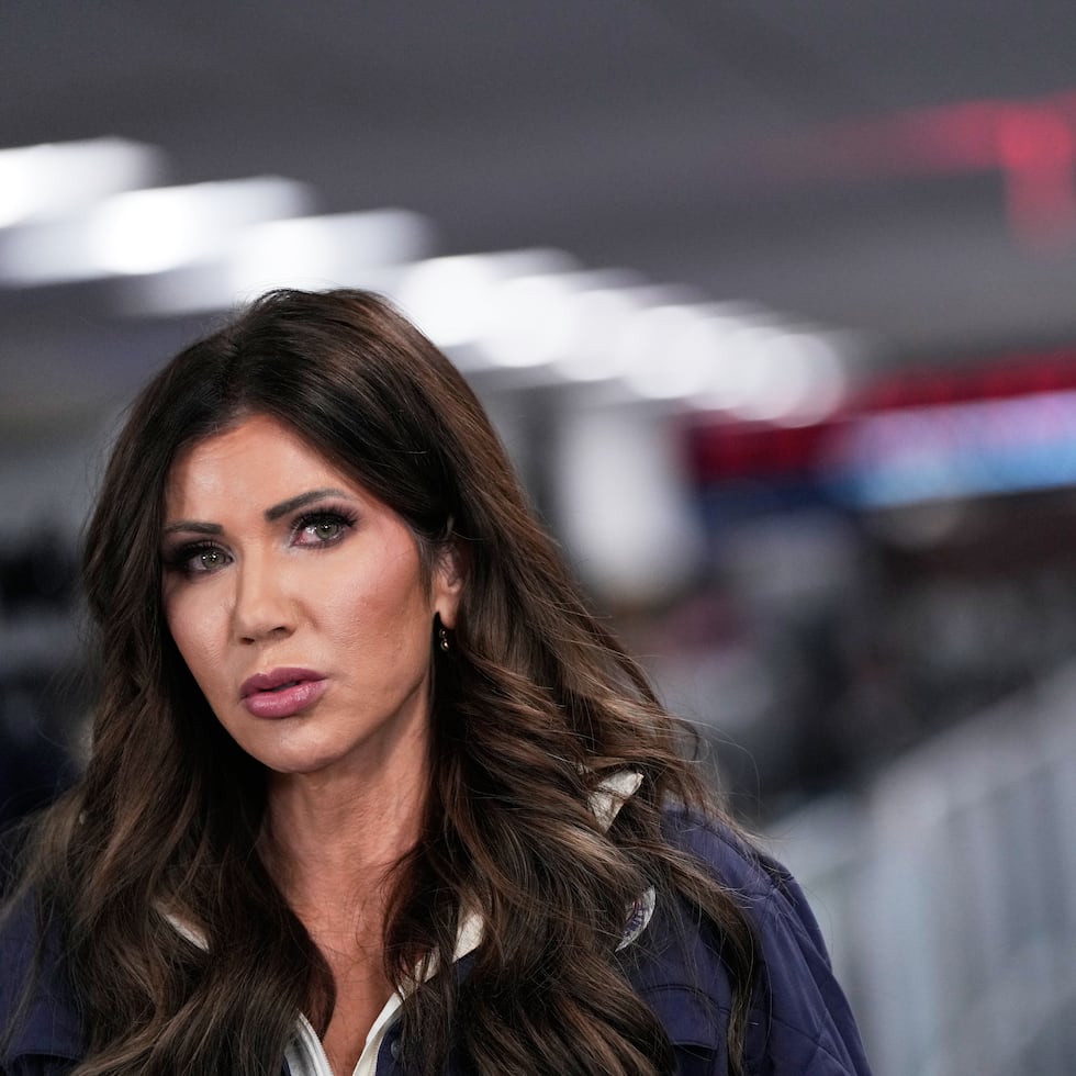 Noem aseguró que el programa de cámaras corporales se extenderá a nivel nacional a medida que se disponga de fondos.