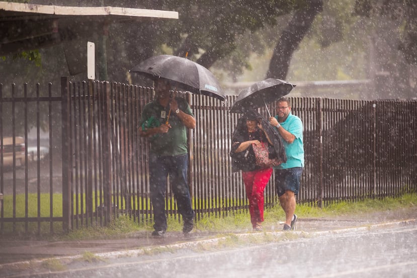 Foto de archivo que muestra a personas cubriéndose de la lluvia en la zona metropolitana.