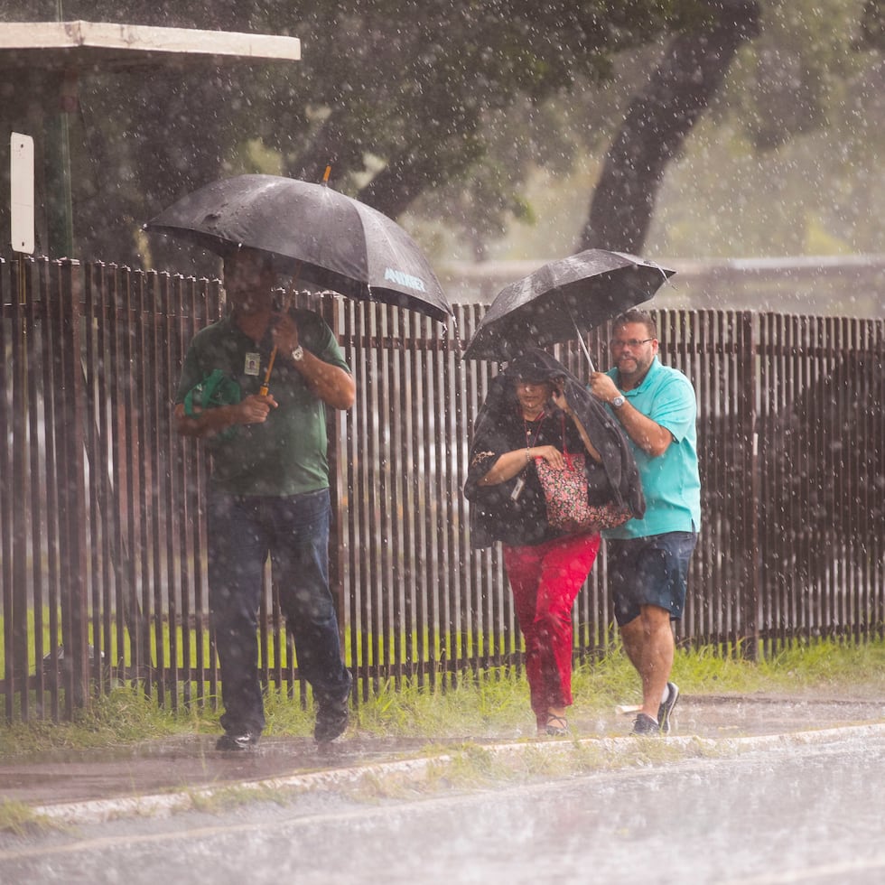 Foto de archivo que muestra a personas cubriéndose de la lluvia en la zona metropolitana.