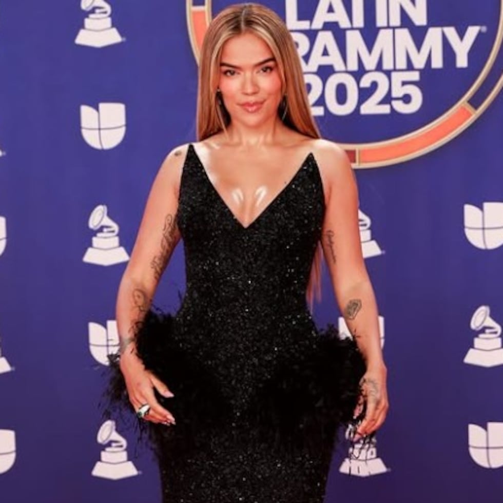 Karol G compartió algunas imágenes del momento en que cortó su melena.