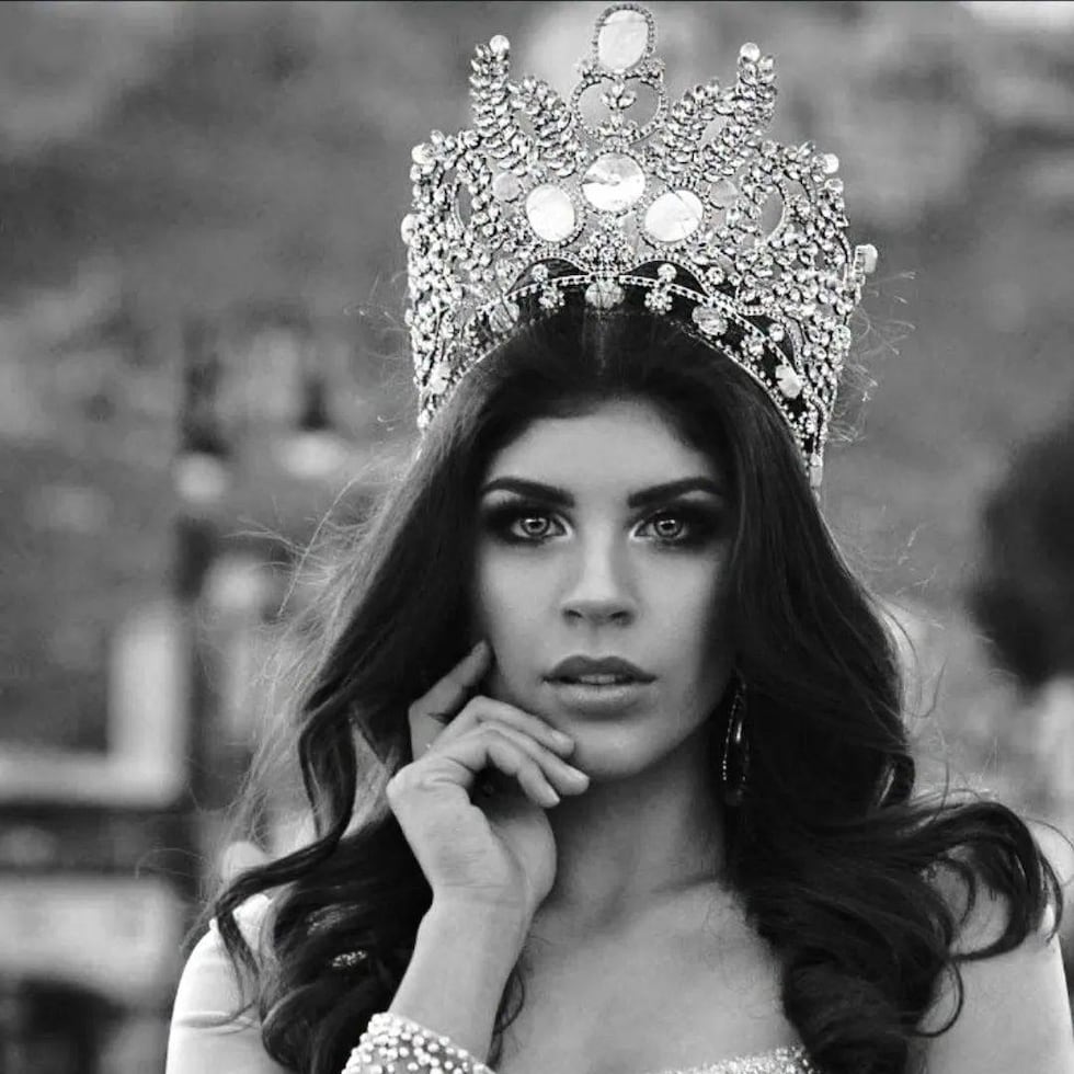 Las autoridades informaron que la víctima presentaba una herida por impacto de arma de fuego en la cabeza, por lo que se abrió una investigación por homicidio doloso.