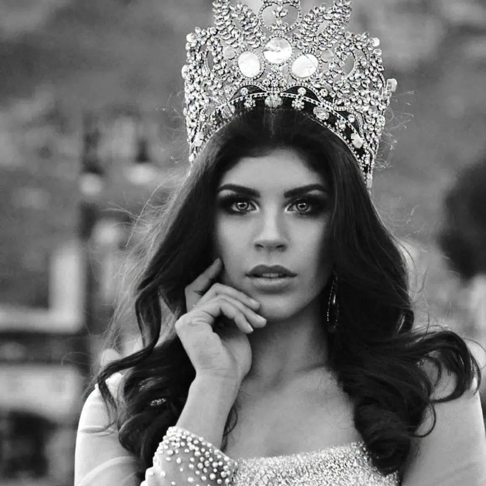 Las autoridades informaron que la víctima presentaba una herida por impacto de arma de fuego en la cabeza, por lo que se abrió una investigación por homicidio doloso.