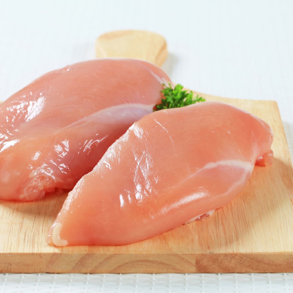 El Servicio de Inspección y Seguridad Alimentaria indicó que parte del pollo retirado podría estar en congeladores de hoteles, restaurantes y cafeterías y recomendó que sea desechado.