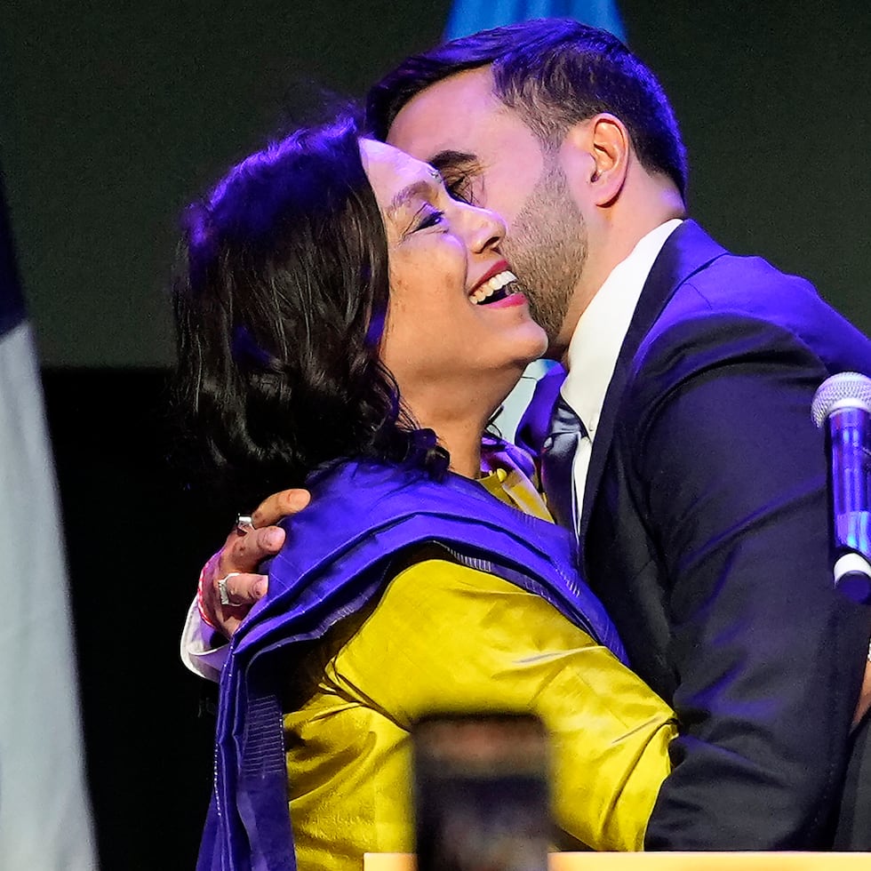 El alcalde electo Zohran Mamdani, a la derecha, saluda a su madre, Mira Nair, tras pronunciar su discurso de aceptación en Nueva York.
