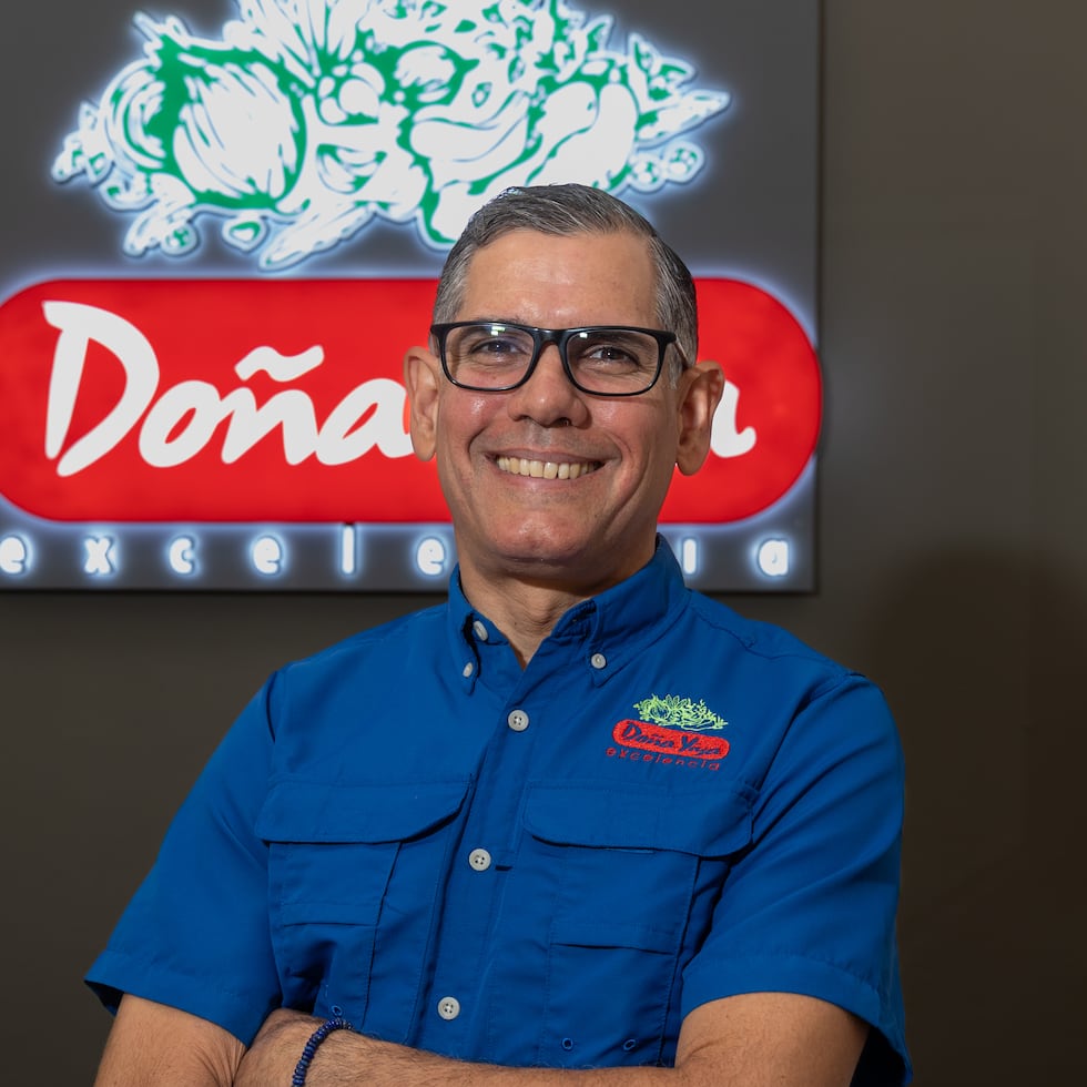 La empresa Doña Yiya Foods fue fundada en 1993 por el entonces estudiante universitario Javier Deniz Quiñones, quien creó una fórmula dual del sofrito confeccionado por su abuela materna y su progenitora.