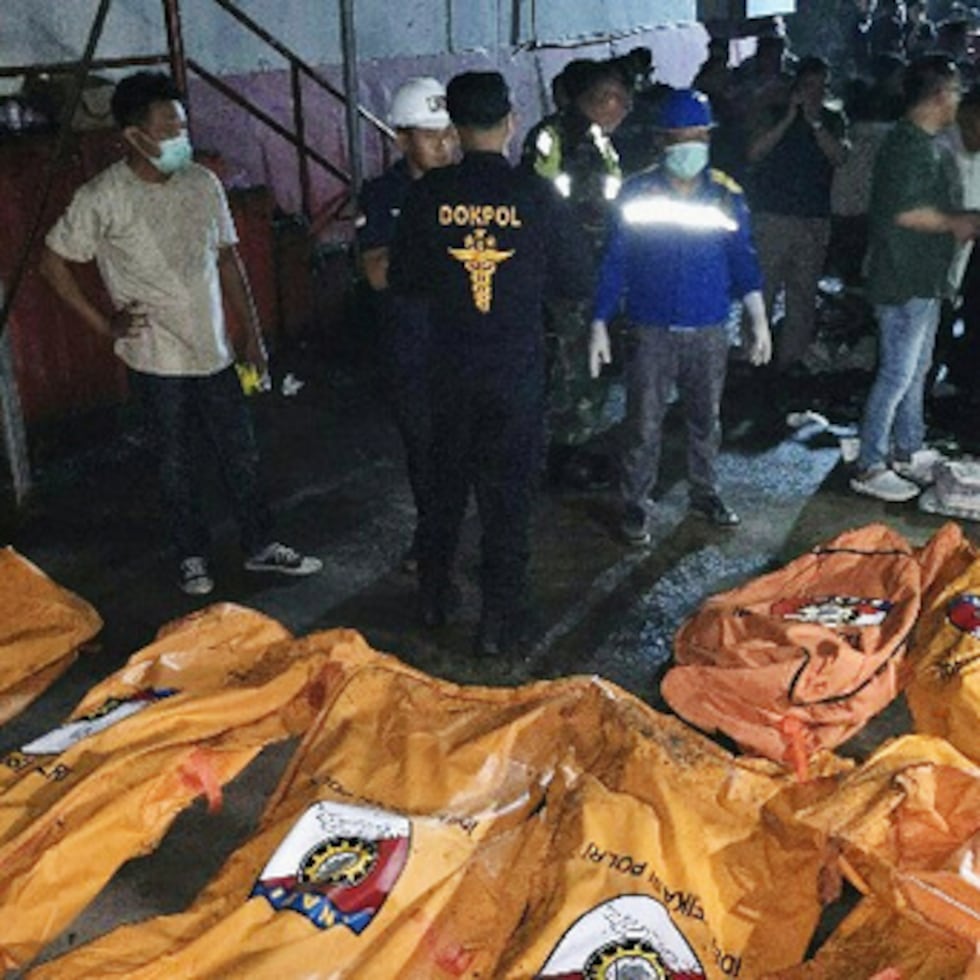 Los cuerpos de las víctimas fueron trasladados al hospital de la policía de Manado para su identificación con la ayuda de las familias, informaron las autoridades.