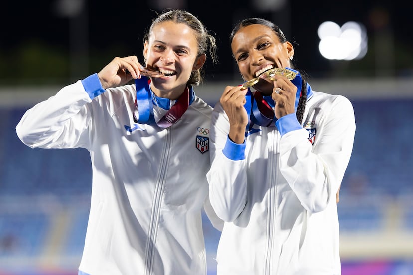 Fabiola Declet (izquierda) muerde su bronce.