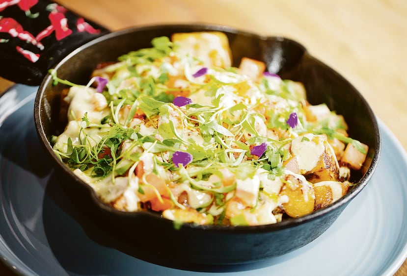 Otra de los platos preferidos es el huevo al horno, en una cacerola con chorizo español, papas salteadas, huevo, queso, tomates, cebollines y una salsa de aguacate con un toque de jalapeño.