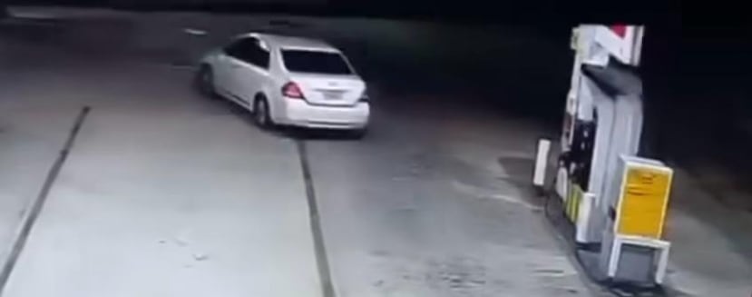 Auto sospechoso en el que huyó el pistolero que asesinó a Natalia Aileen Santiago Rivera en Santa Isabel