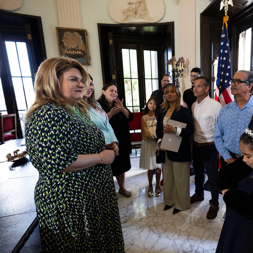 Al evento, asistieron tres familias que adoptaron menores que estaban bajo la custodia del Departamento de la Familia.