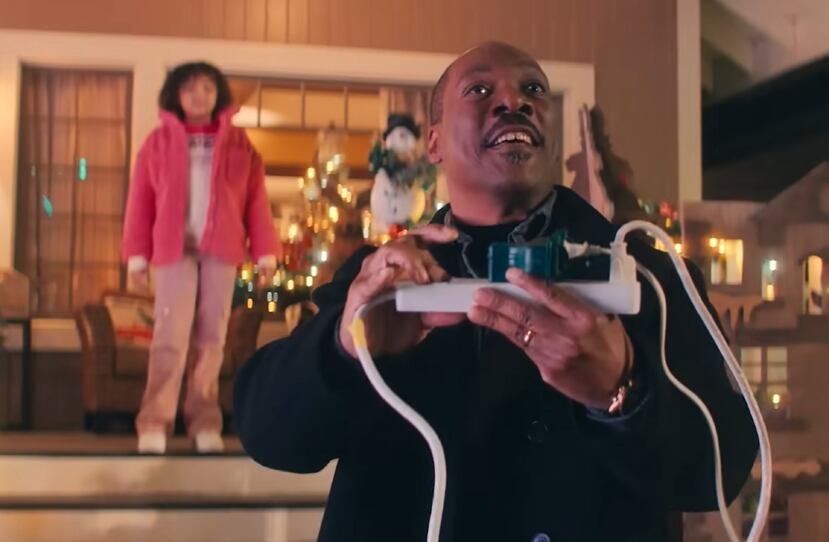 Eddie Murphy protagoniza "Candy Cane Lane", una comedia navideña de aventuras sobre un hombre que tiene la misión de ganar el concurso anual de decoración navideña de su vecindario.