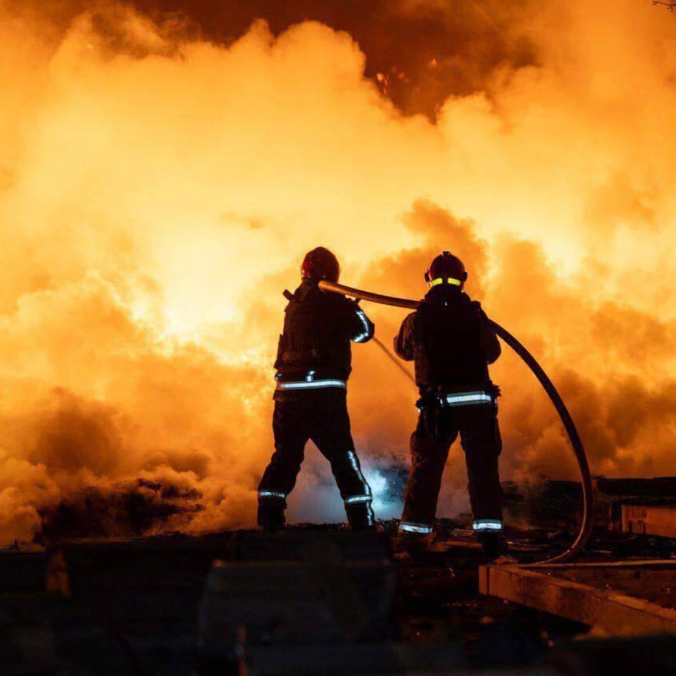 En esta fotografía, facilitada por los Servicios de Emergencia de Ucrania el sábado 11 de abril de 2026, rescatistas combaten las llamas en un edificio impactado durante un ataque con drones rusos en Odesa, Ucrania.