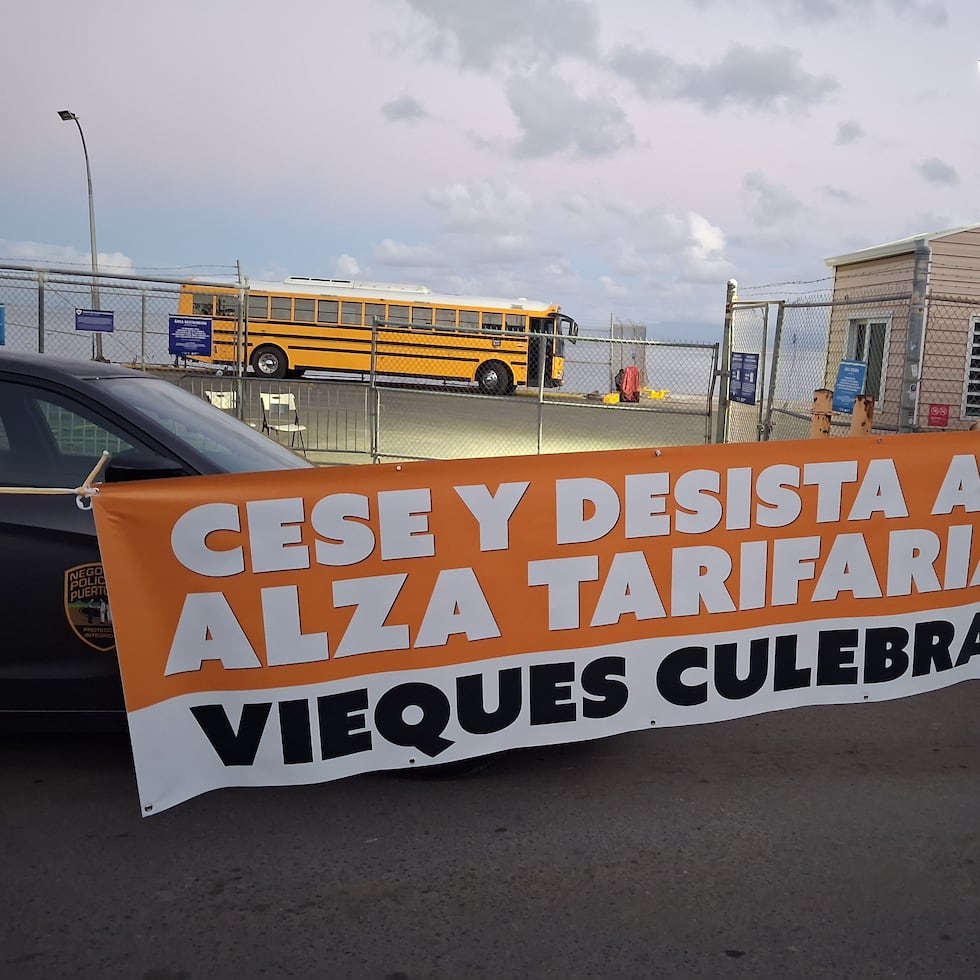 Una de las pancartas que colocaron para bloquear el paso en la terminal.