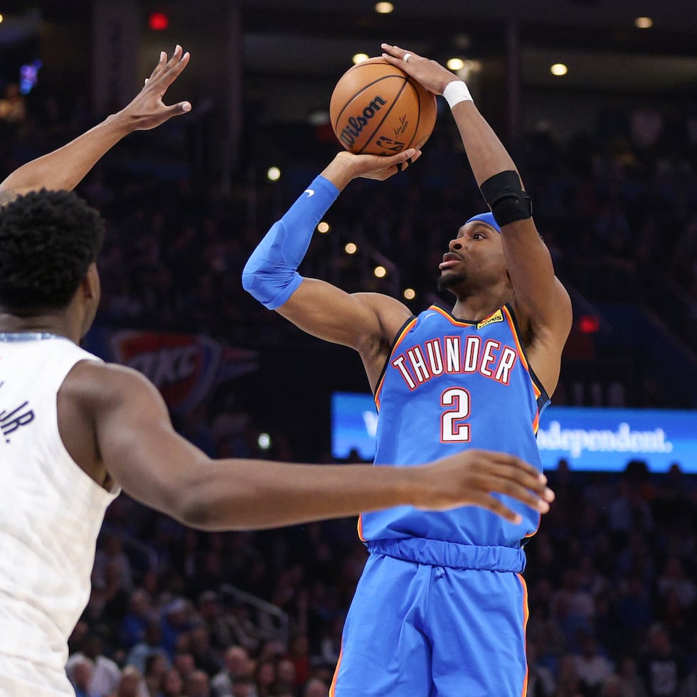 El base del Thunder de Oklahoma City, Shai Gilgeous-Alexander, tira al canasto frente a GG Jackson y Jaren Jackson Jr., de los Grizzlies de Memphis.