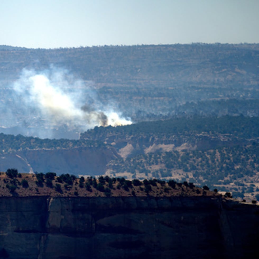 El humo se eleva desde el incendio de Snyder, que arde cerca de Thompson Springs, en Utah.