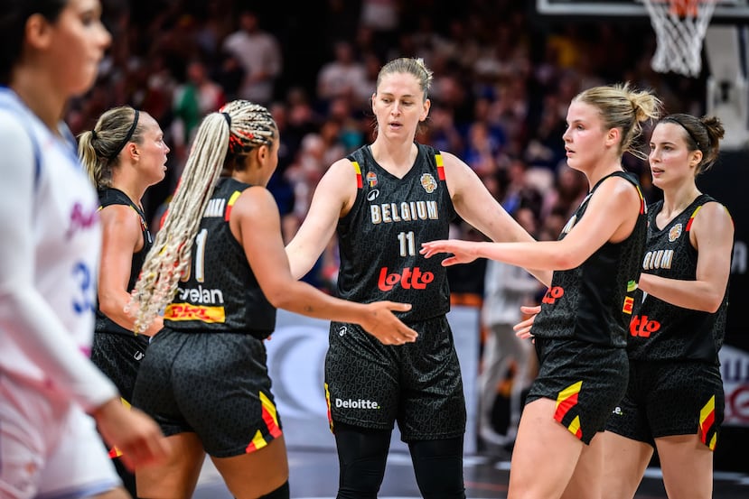 Jugadoras de Bélgica se felicitan tras un canasto ante Puerto Rico.