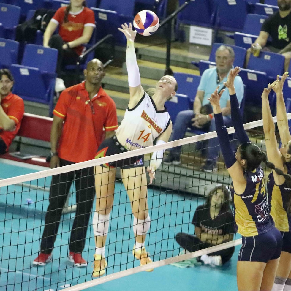 Haley Bush, de las Valencianas, ataca por zona cuatro.