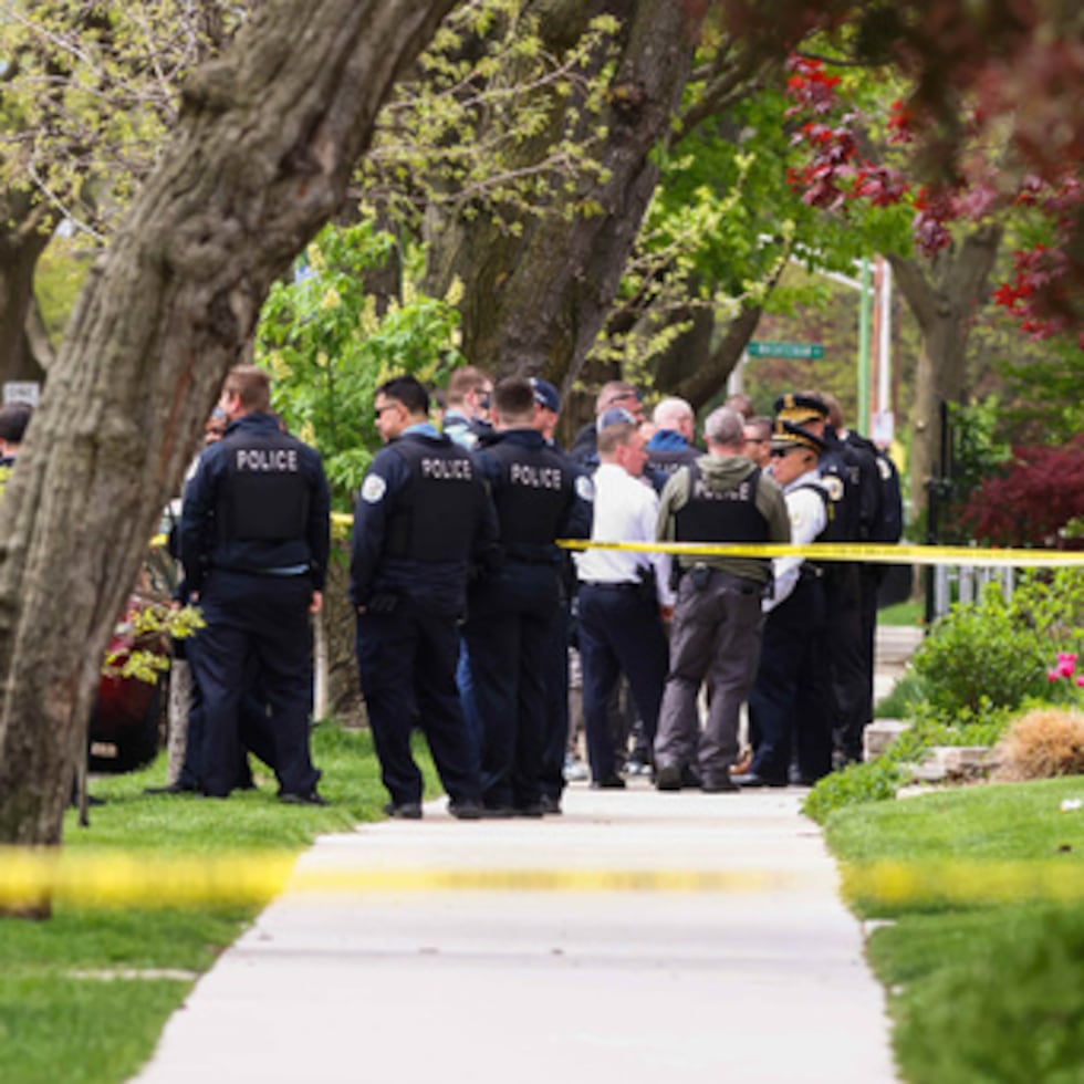 Agentes de policía trabajan en la escena fuera del Endeavor Health Swedish Hospital en Lincoln Square, el sábado 25 de abril de 2026.