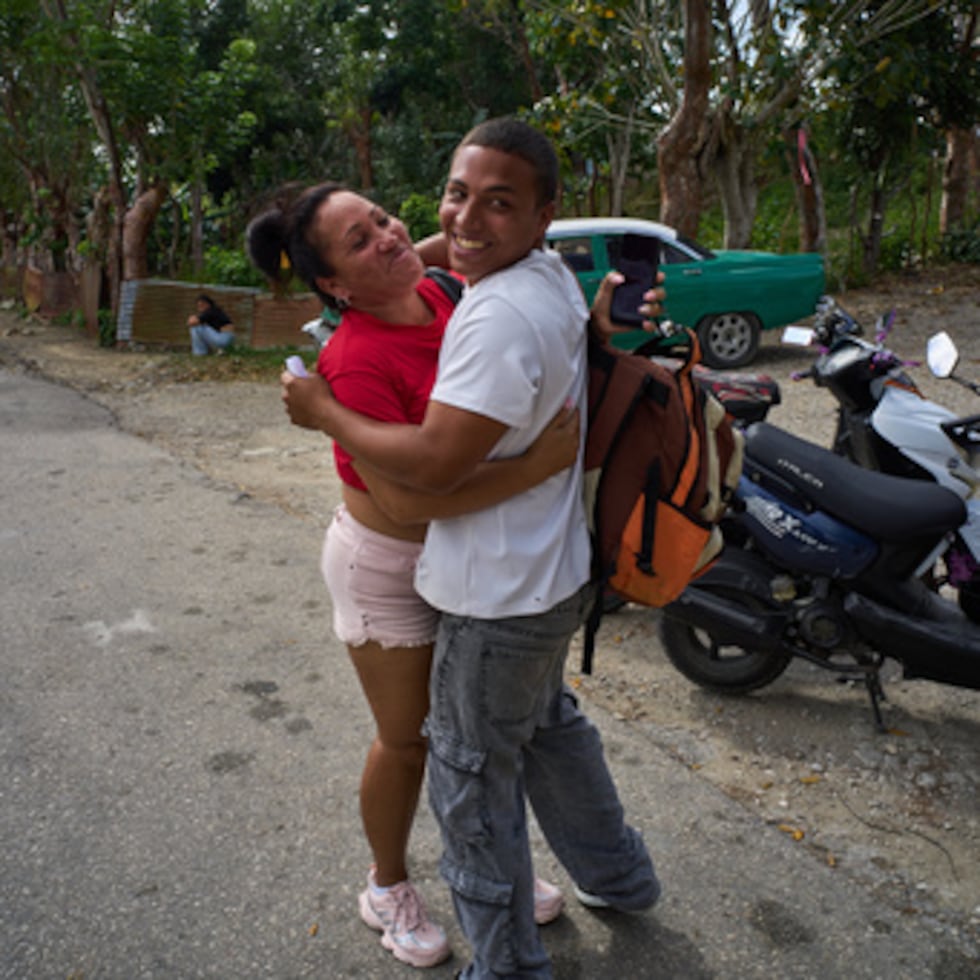Emilio Alejandro Leyva, un preso indultado, a la derecha, abraza a su madre Katia Arias Mendoza después de su liberación de la penitenciaría La Lima en Guanabacoa, La Habana, Cuba, viernes 3 de abril de 2026. (AP Photo/Ramon Espinosa)