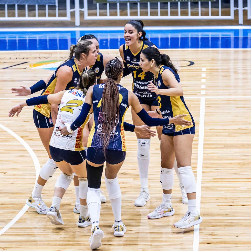 Las Cangrejeras celebran un punto en el partido en Corozal.