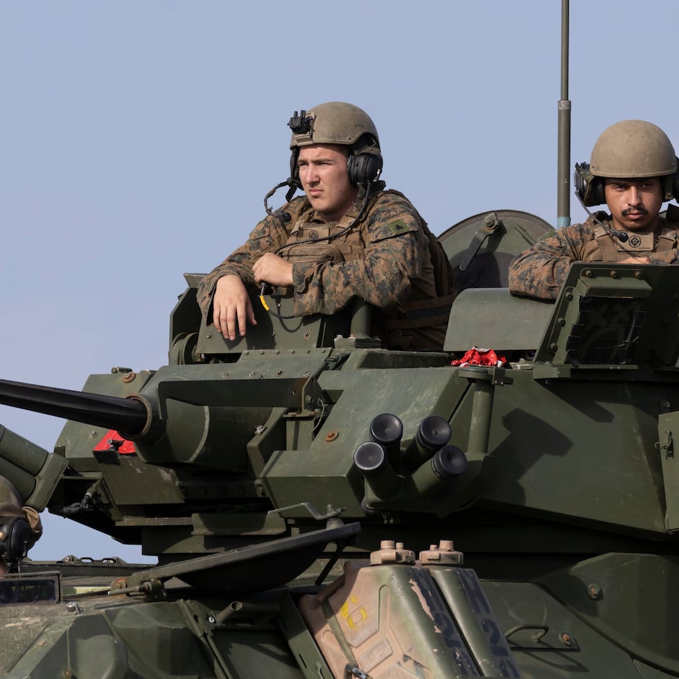 Soldados del Ejército estadounidense realizan ejercicios militares en la playa de Arroyo.